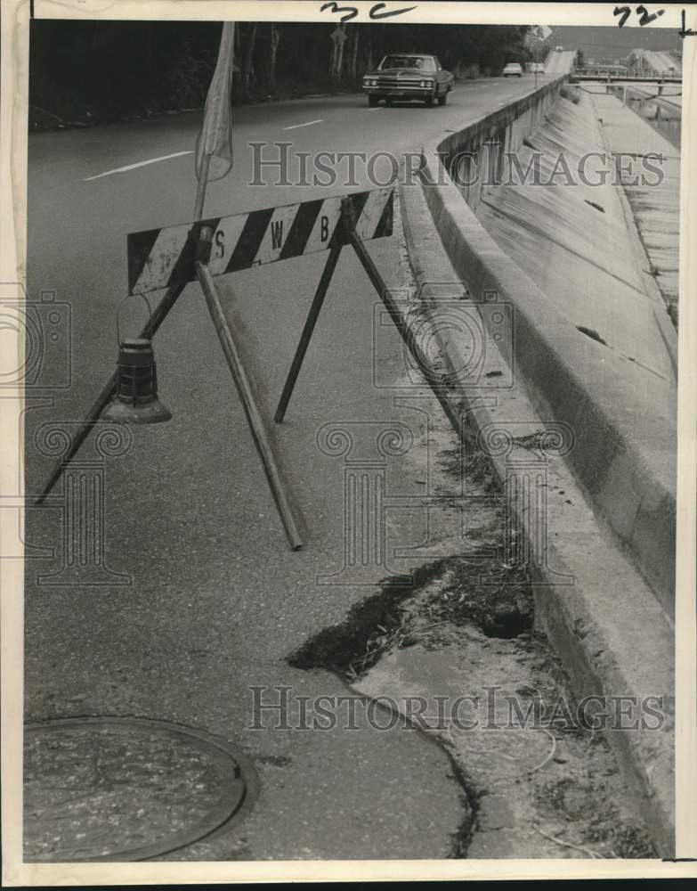 1966 Press Photo Barrier with flag and light placed on Palmetto roadway- Historic Images