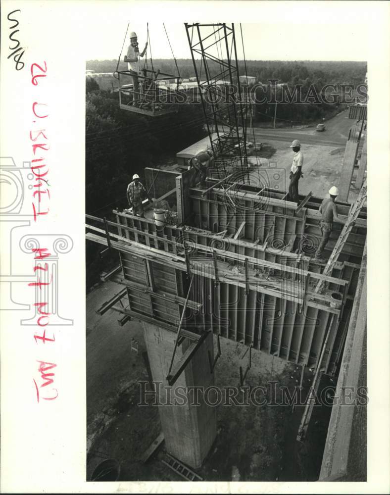 1985 Press Photo Workmen build for a ramp leading up the Paris Road Bridge- Historic Images