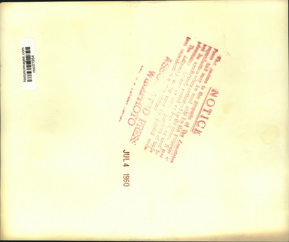 1960 Press Photo Honeymooners Rescued From Nevada Desert by Capt. Philip Maggart