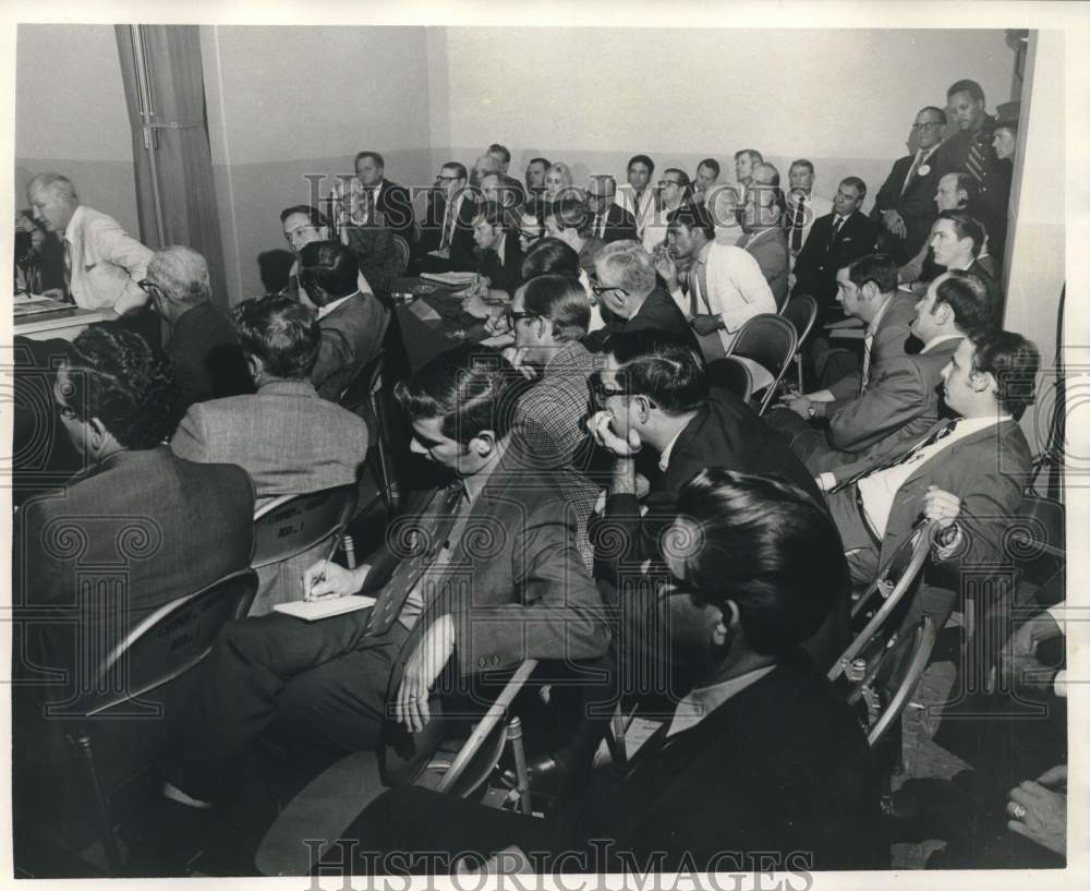 1970 Press Photo Audience at Hank Lauricella press conference, Louisiana- Historic Images