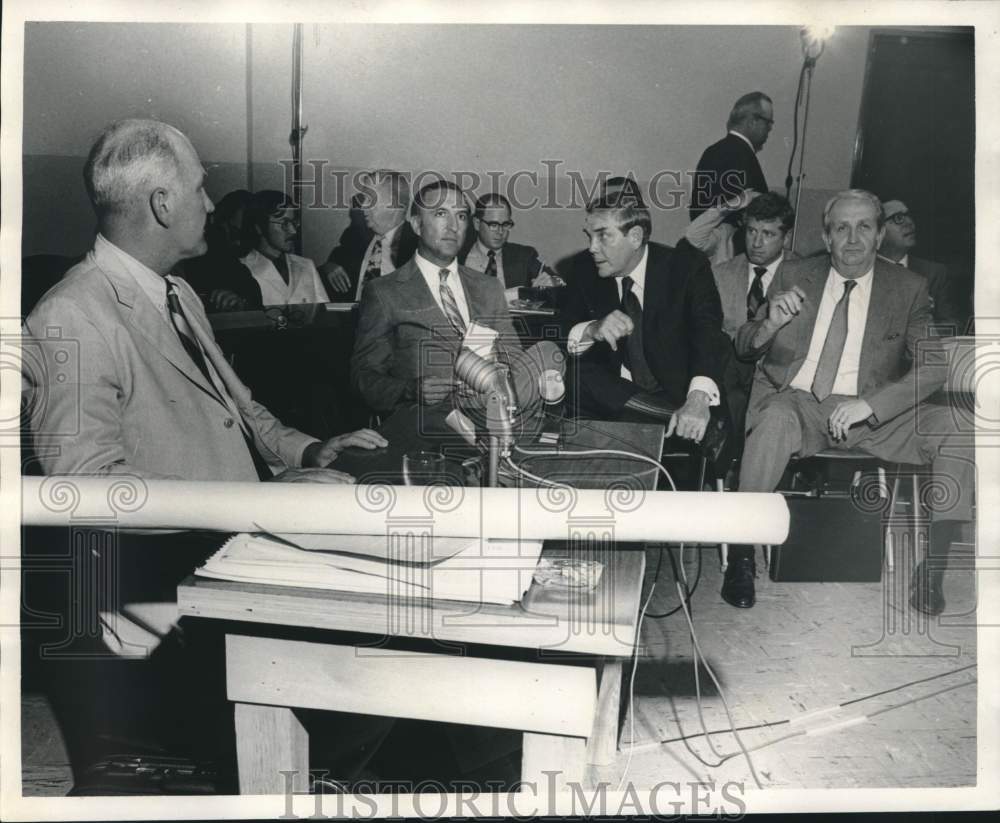 1970 Press Photo Representative Hank Lauricella press conference, Louisiana