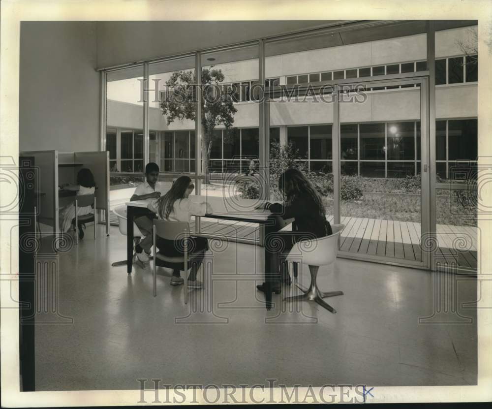 1969 Press Photo Students in the library of Mildred Osborne Elementary School- Historic Images