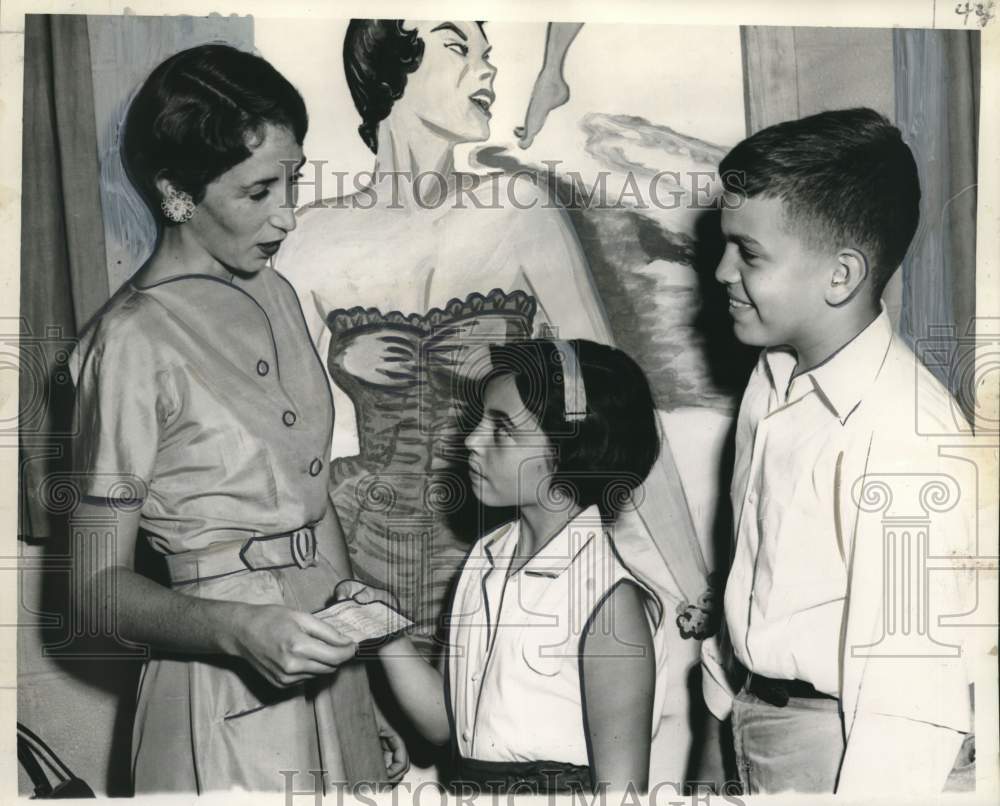 1954 Press Photo Mary Louise Steele receives $100 check from the Ice Breakers