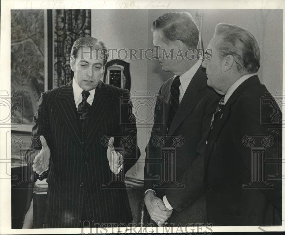 1978 Press Photo Puerto Rican Maritime Shipping Authority officials discussing- Historic Images