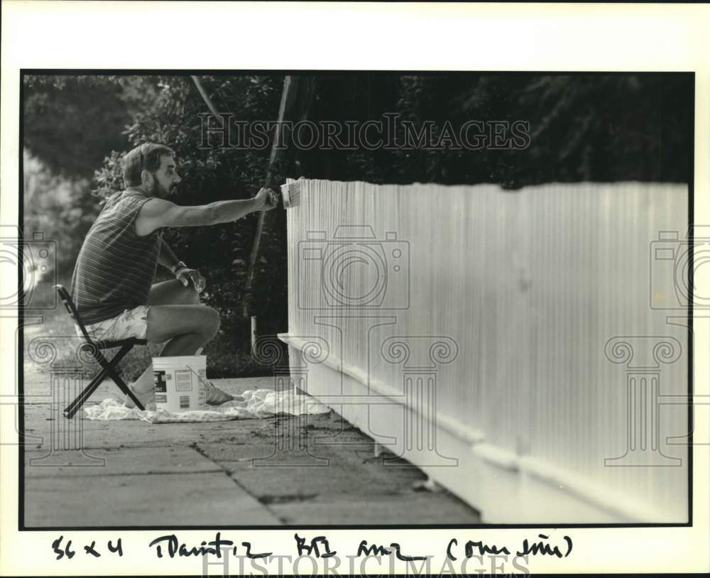 1989 Press Photo Oscar Paysse paints fence in Madisonville, Louisiana - Historic Images