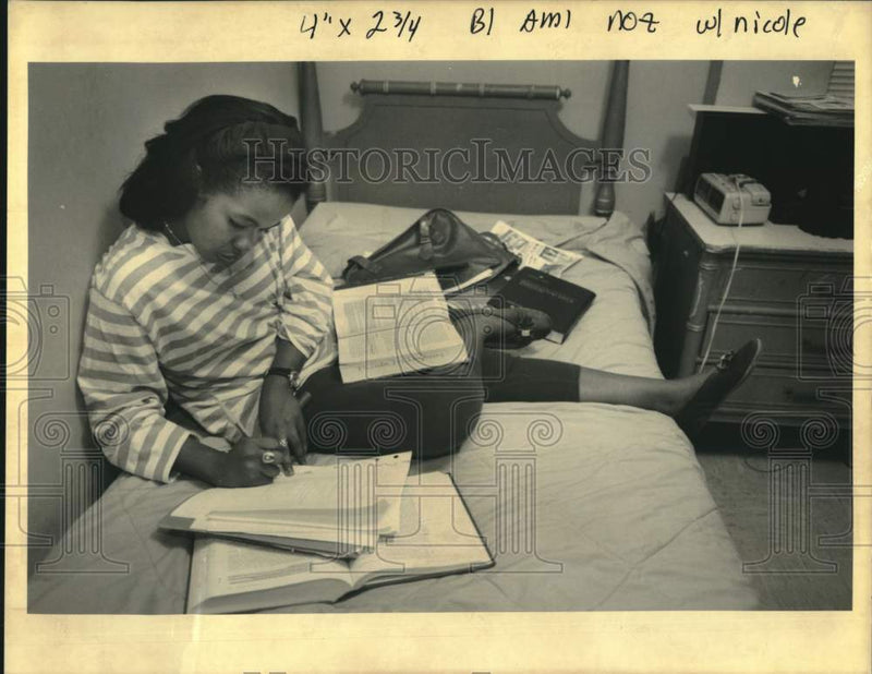 Load image into Gallery viewer, 1992 Press Photo Nicole Payton studies in her Fischer Housing Project bedroom
