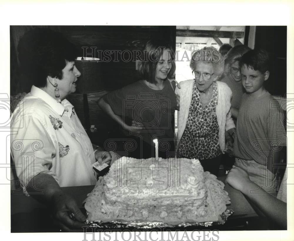 Press Photo Meise Paxton celebrates 99th birthday at Hair Cottage in Harahan
- Historic Images