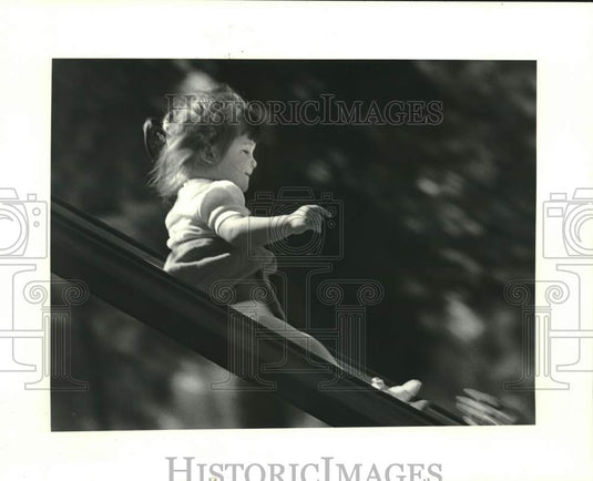 1987 Press Photo Amanda plays at Parc Chenier with her family - Historic Images
