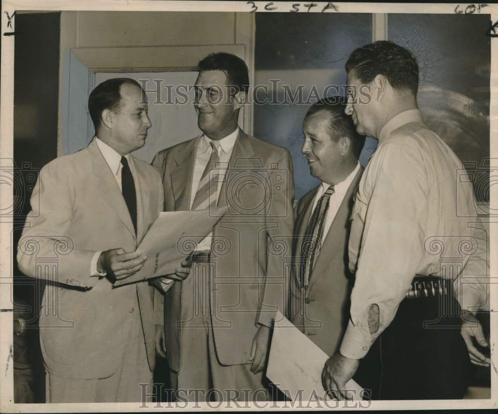 1952 Press Photo Detective Philip Nicaud with Mayor Chep Morrison - Historic Images