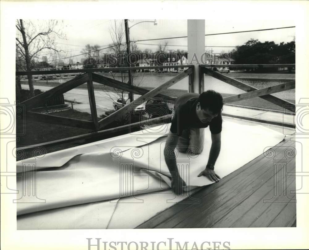 1995 Press Photo Steve Nicaud stretches canvas over old deck, Bayou Street- Historic Images