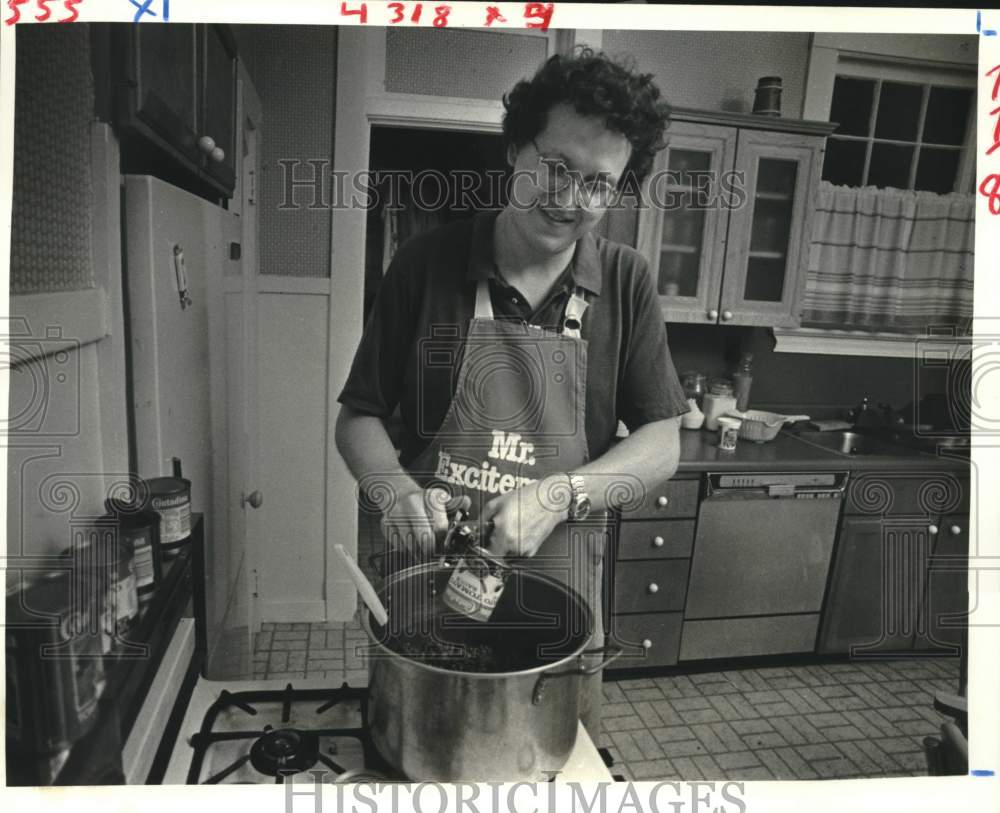 1983 Press Photo Bachelor Tom Nice ---making meat sauce - noc02368- Historic Images