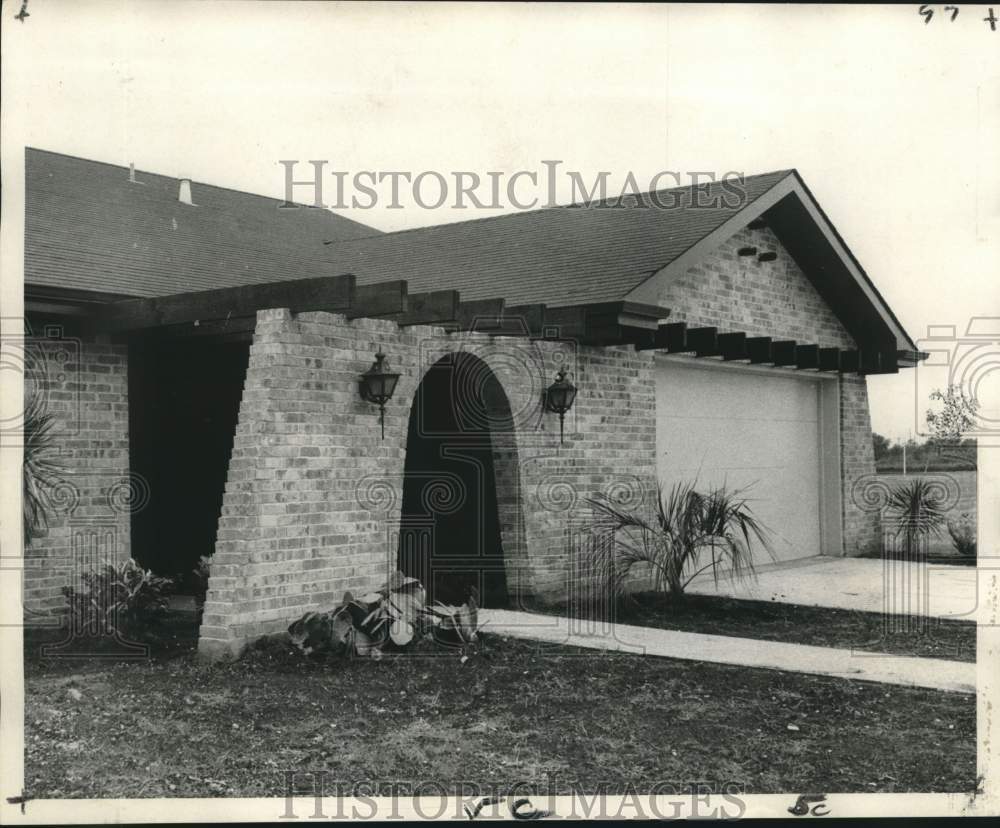 1970 Press Photo Brick Arch facade featured in Parade of Homes - noc02413- Historic Images