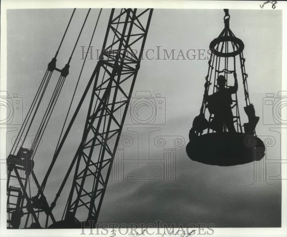 1975 Press Photo Oilmen in birdcage elevator working in the Gulf of Mexico- Historic Images