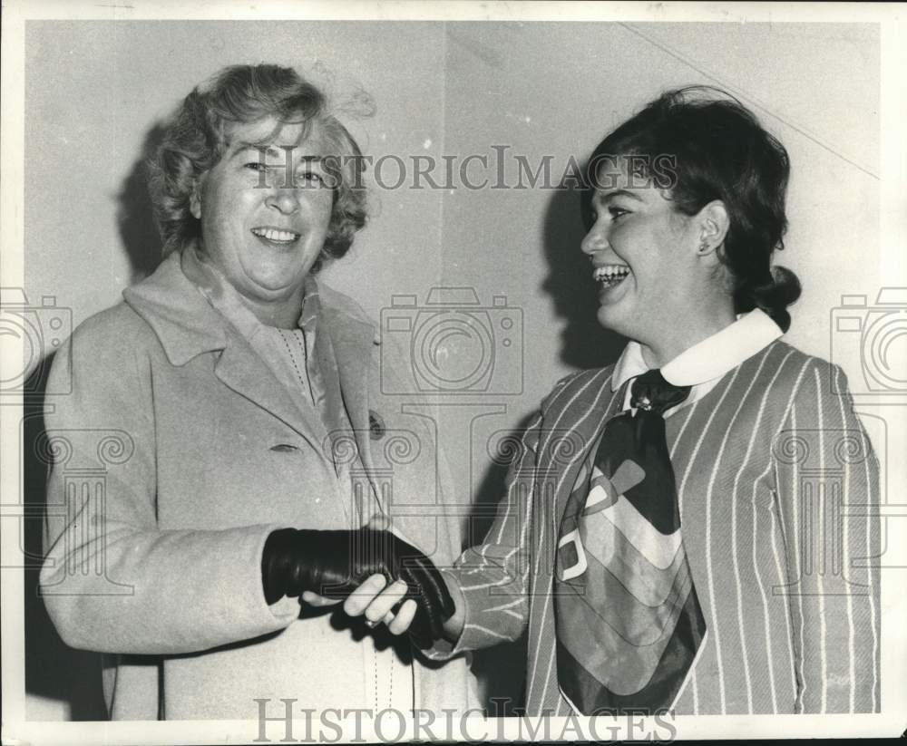 1969 Press Photo Madelyn O&#39;Hair shaking hands with a Tulane student - noc02441