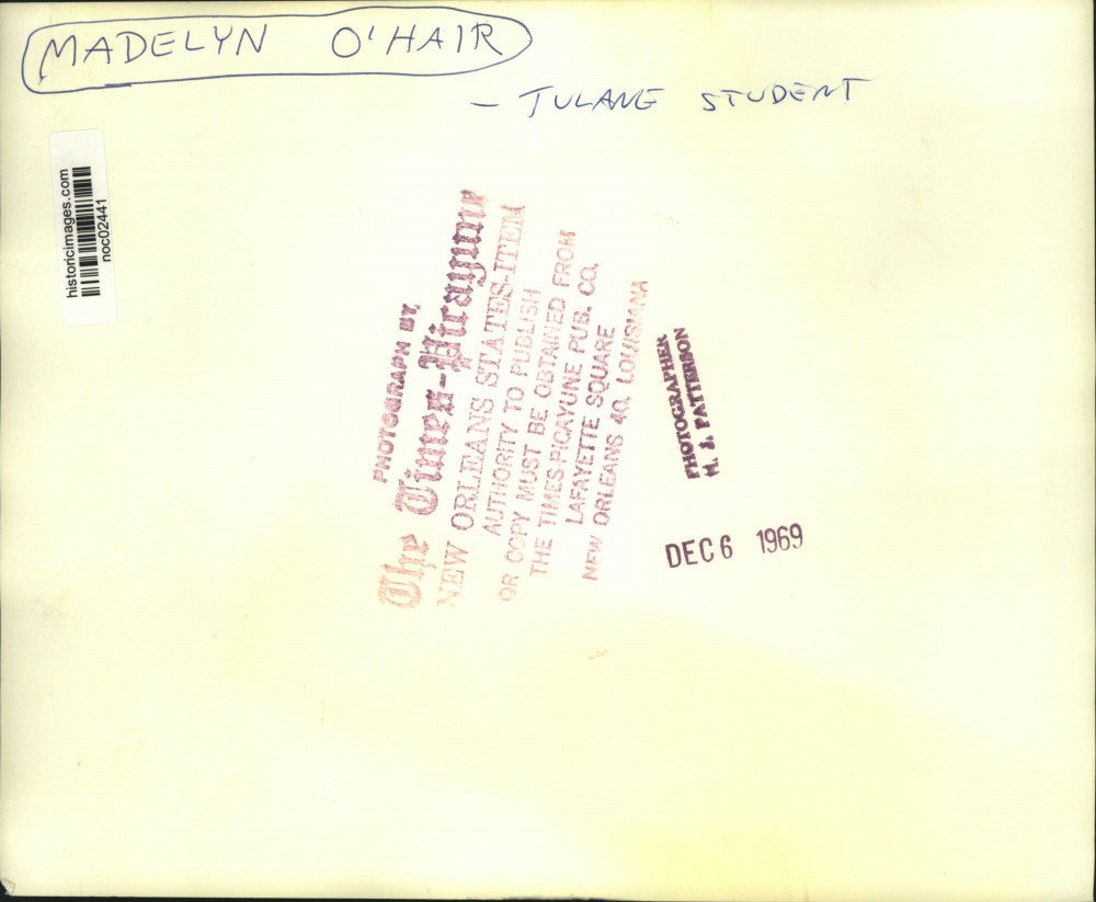 1969 Press Photo Madelyn O'Hair shaking hands with a Tulane student - noc02441