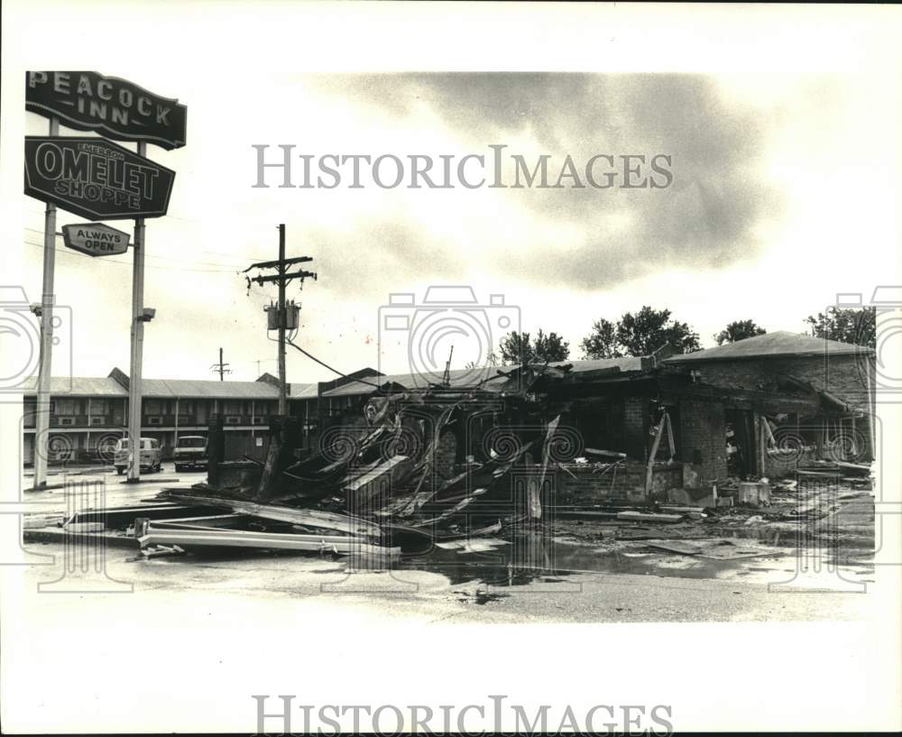 1985 Press Photo Fire destroyed Peacock Inn Motel on Veterans St. in Louisiana- Historic Images