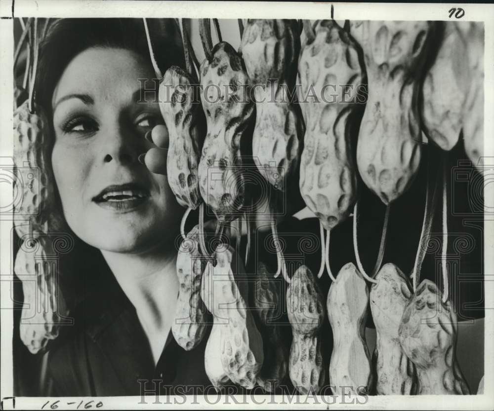 1977 Press Photo MaLeck Woodcraft, originator of the nut necklace- Historic Images