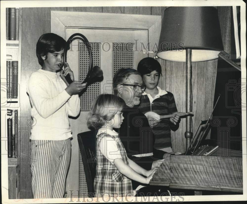 1976 Press Photo Franciscan friar formerly of Oxford with neighborhood children - Historic Images