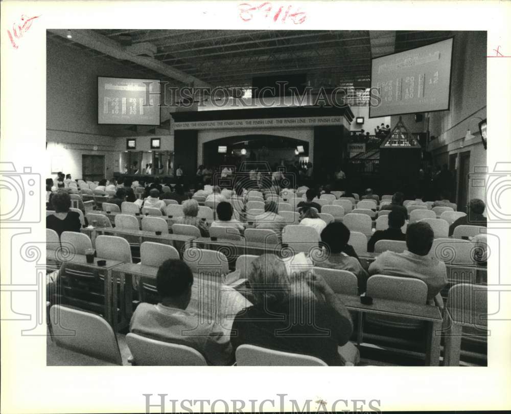 1988 Press Photo Finish Line Off Track Betting Club with its two big screen TVs- Historic Images