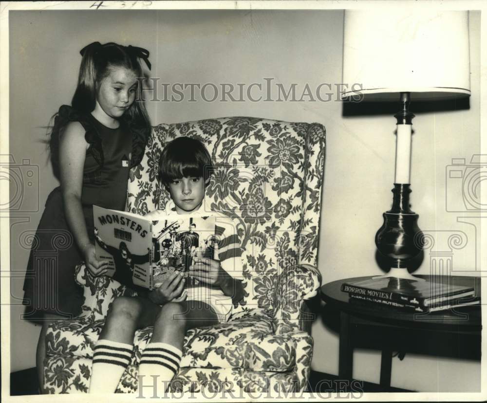 1978 Press Photo Larry & Lauren Oggs reading a borrowed book - Jefferson Library