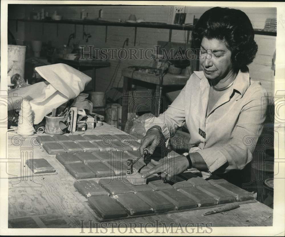 1976 Press Photo Artist Suzanne Ormond creates Bal des Petis Lits Blancs favors- Historic Images