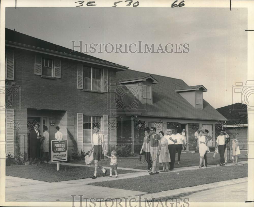 1966 Press Photo Huge crowd at Parade of Homes featured house on Driftwood Park- Historic Images