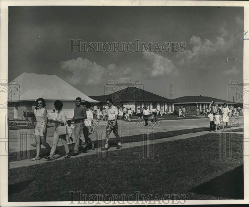 1966 Press Photo Crowds at Driftwood Subdivision for the Parade of Homes