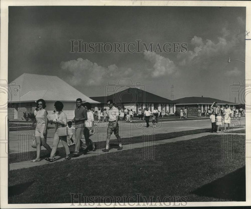 Load image into Gallery viewer, 1966 Press Photo Crowds at Driftwood Subdivision for the Parade of Homes
