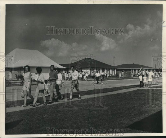 1966 Press Photo Crowds at Driftwood Subdivision for the Parade of Homes