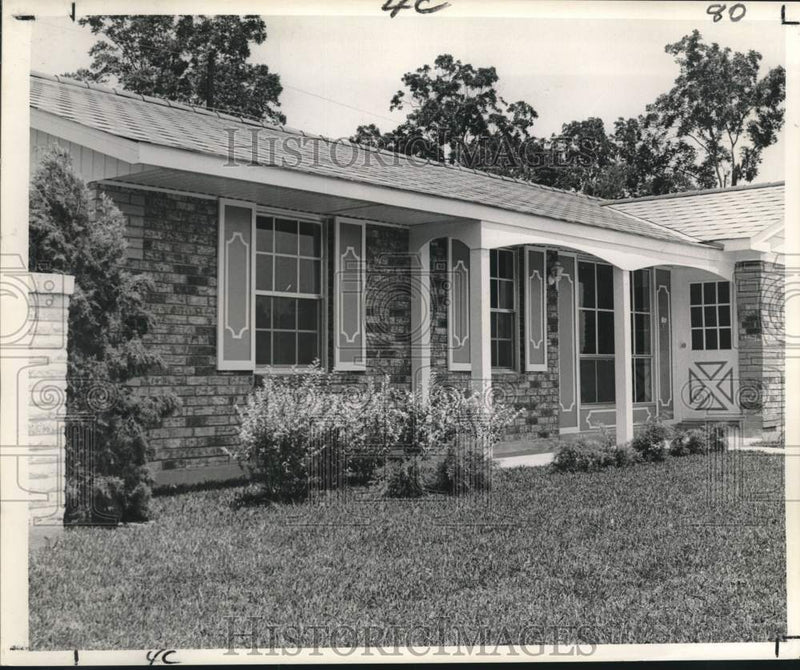 Load image into Gallery viewer, 1965 Press Photo House with stylish exterior featured in Parade of Homes
