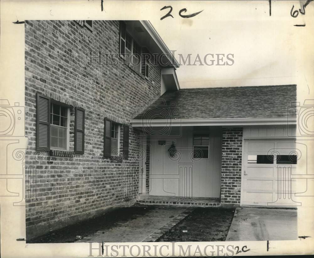 1963 Press Photo Two-level house with attached garage - Parade of Homes