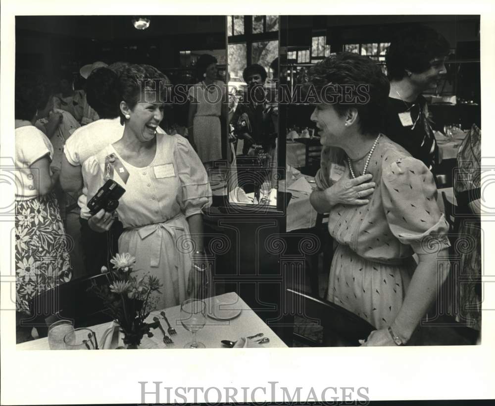 1968 Press Photo Dotty Palmintier &amp; Gail Aucoin Cheek, Holy Angels class reunion