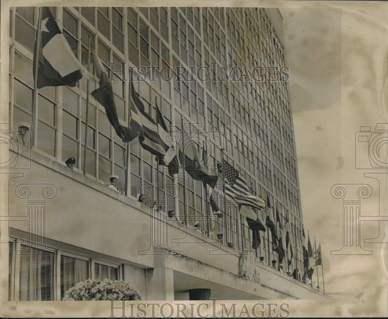 Load image into Gallery viewer, 1963 Press Photo Flag Raising on Pan-American Day at City Hall in New Orleans
