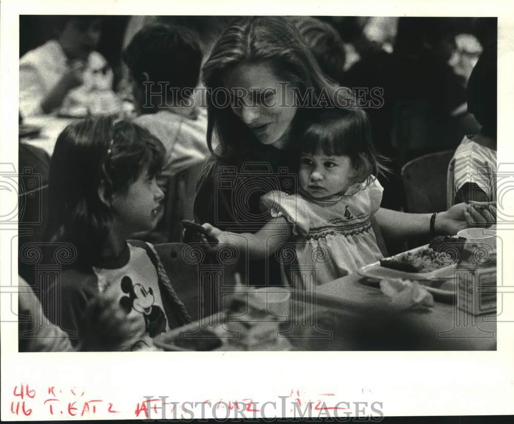 1985 Press Photo Kids & Mom at PACE (Parents and Children in Education) Luncheon- Historic Images