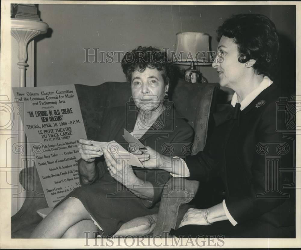 1969 Press Photo Mrs. Duncan Parham and Mrs. Chester Mehurin, New Orleans- Historic Images