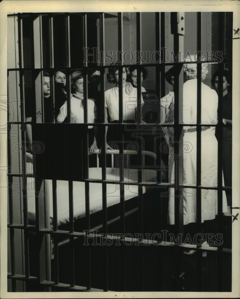 1951 Press Photo Students on tour at Parish Prison - Historic Images