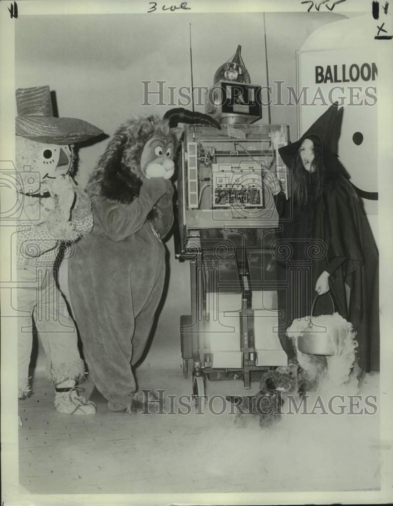 1975 Press Photo Wizard of Oz characters at Plaza in Lake Forest in Louisiana - Historic Images