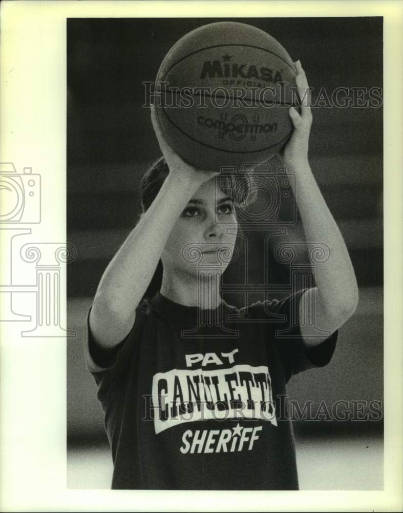 1989 Press Photo Basketball enthusiast, Anna Pizza, at Hoop Shoot contest- Historic Images