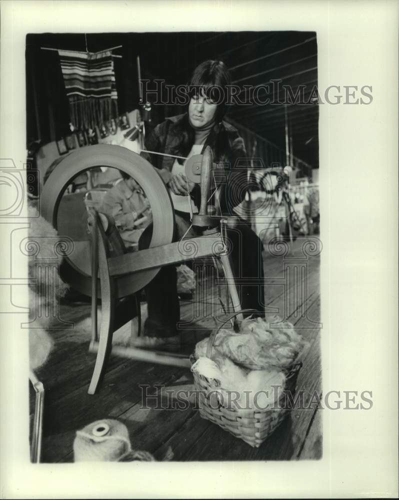 1984 Press Photo Ponchato Country Market - Woman Spinning Yarn- Historic Images