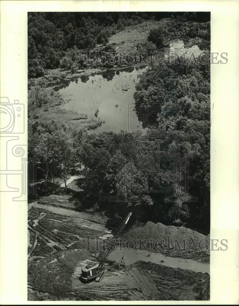 1987 Press Photo Pan-American Refinery - Crane Digs Gully, Destrehan, Louisiana- Historic Images