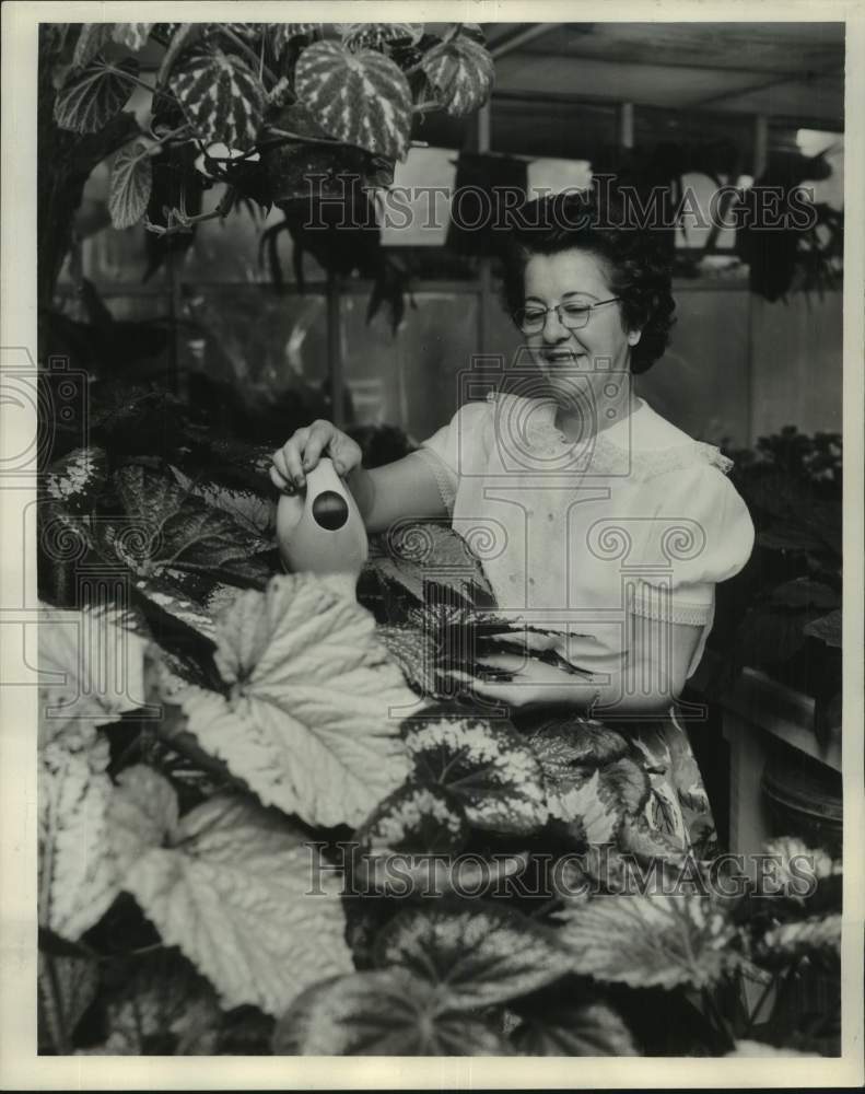 1961 Press Photo Mrs. Osmond Von Dullen, Gardener in Metairie, Louisiana- Historic Images