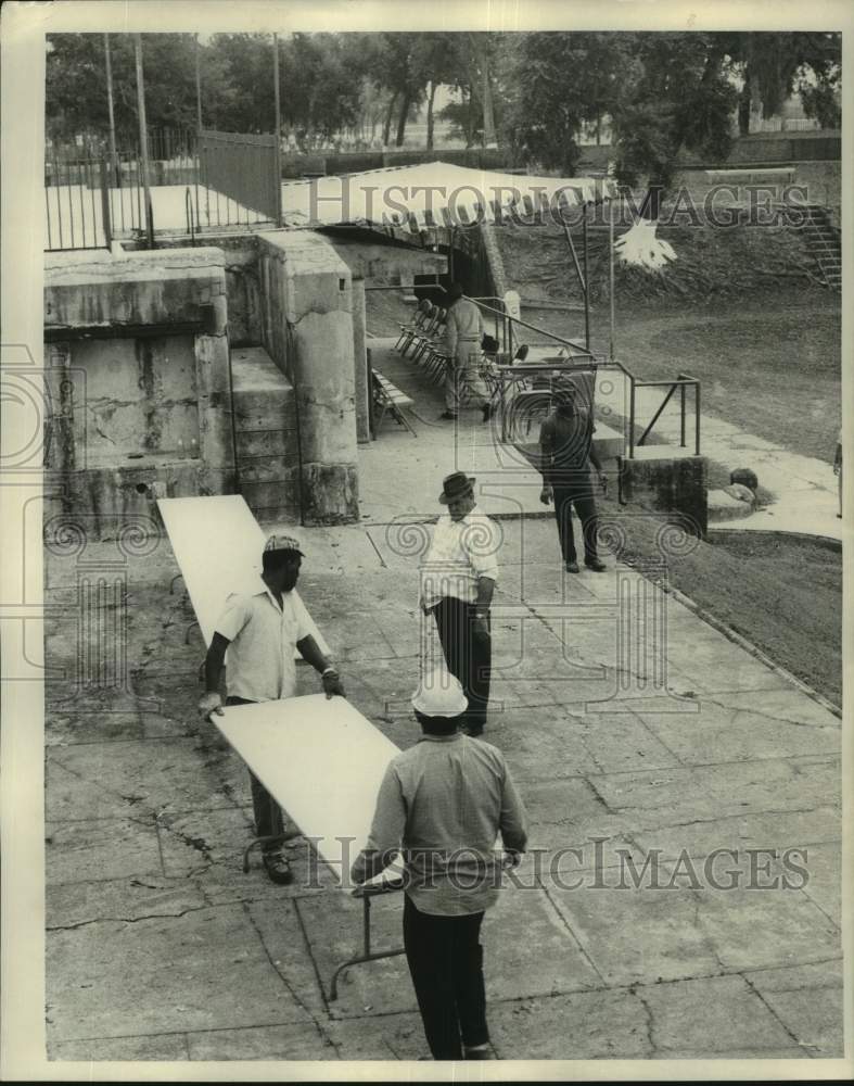 1970 Press Photo Plaquemines Parish Fair and Orange Festival Setup Crew- Historic Images