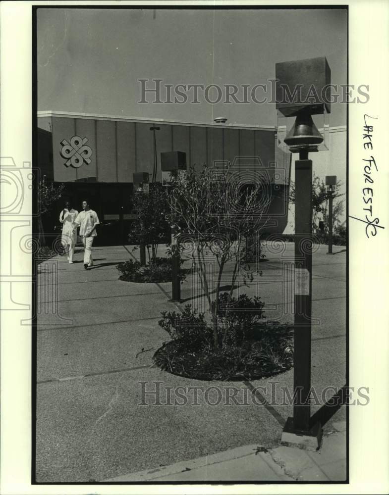 1987 Press Photo Outside Lake Forest Plaza- Historic Images