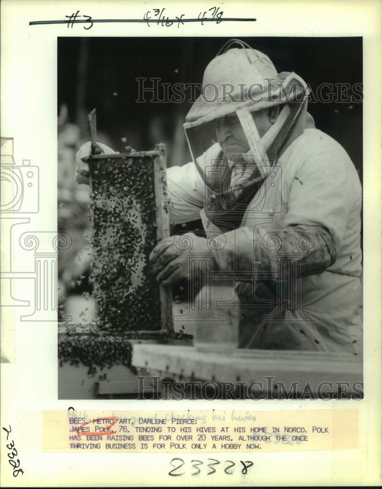 1989 Press Photo James Polk tends to his bees at home in Norco- Historic Images