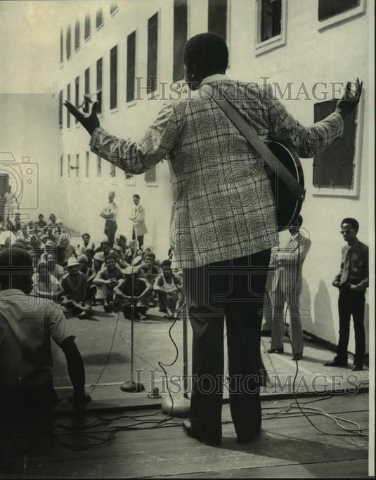 1974 Press Photo Musical Performer at Parish Prison, Louisiana - noc03193- Historic Images