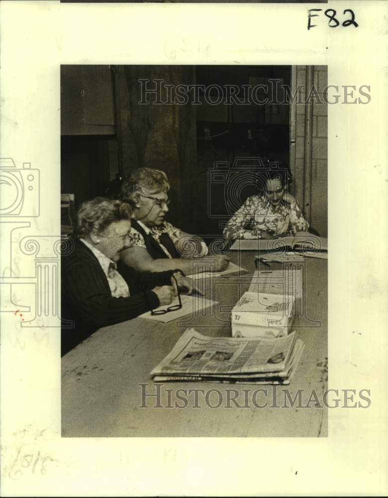 1980 Press Photo Poll Workers, Election Day at Cleary Playground on Civic Street- Historic Images