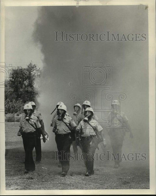 1963 Press Photo Police Demonstrate Use of Smoke Masks at Police Range