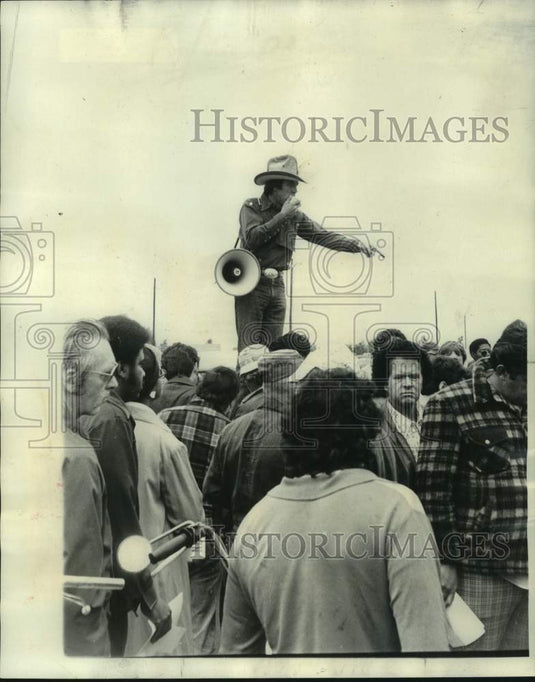 1975 Press Photo Rene Bates, Auctioneer, Sells Autos at Police Auto Pound- Historic Images