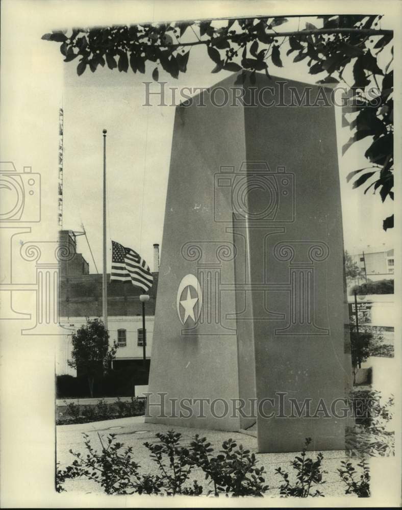 1975 Press Photo New Orleans Police Department - Statue at Police Department- Historic Images