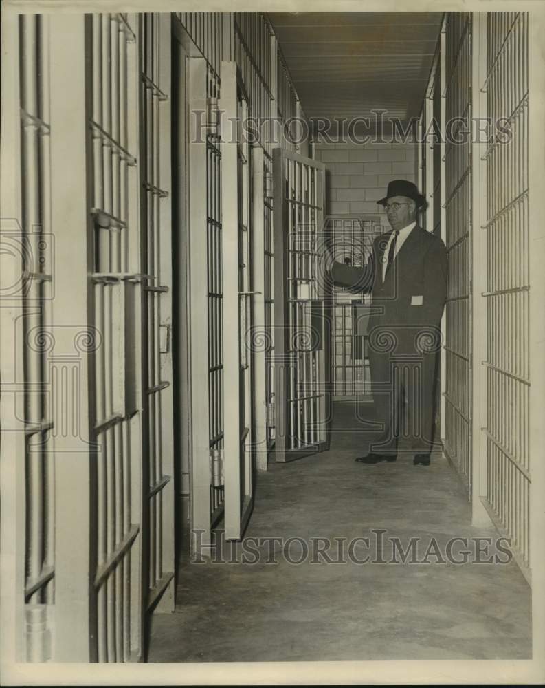 1961 Press Photo Parish Prison - Detective Walter C. Flowers in Cell Block- Historic Images